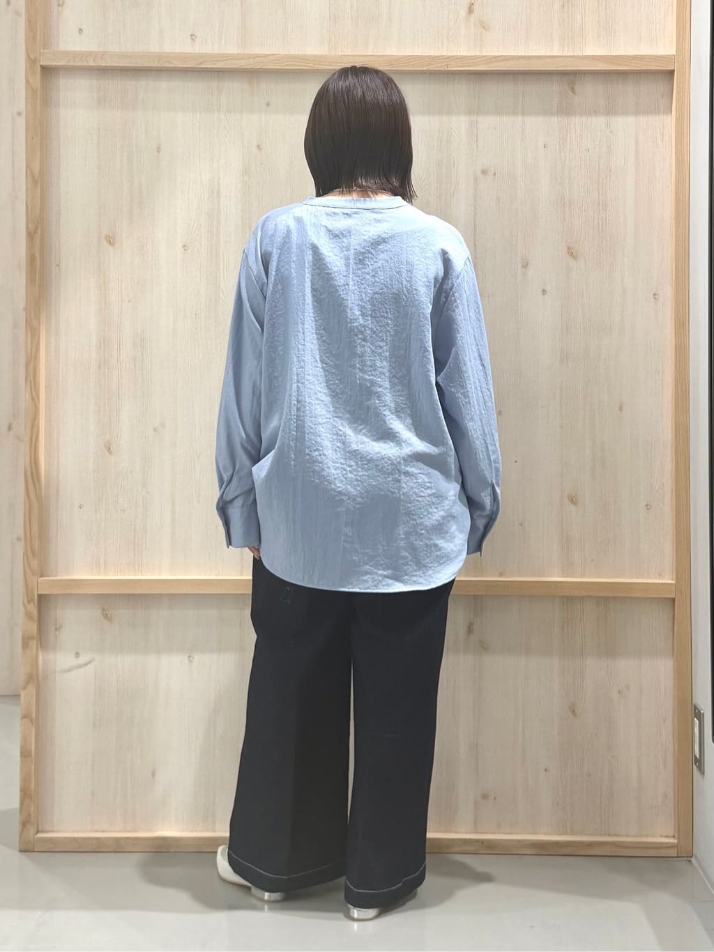 nanaさんの「THE SHOP TK｜【刻みネックですっきり見え】Wポケット金ボタンシャツ」を使ったコーディネート