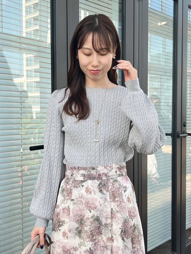はばさんの「Couture brooch｜【洗える】リボンエンブロ細ケーブルニット」を使ったコーディネート