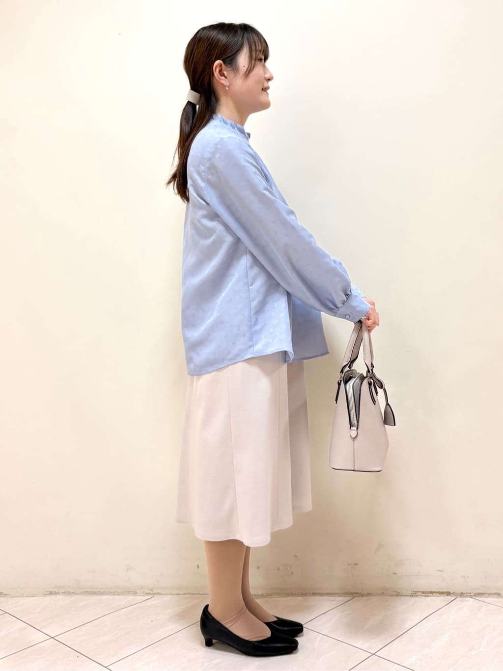 mikiさんの「Reflect｜【接触冷感】フリルネックサテンジャカードブラウス」を使ったコーディネート