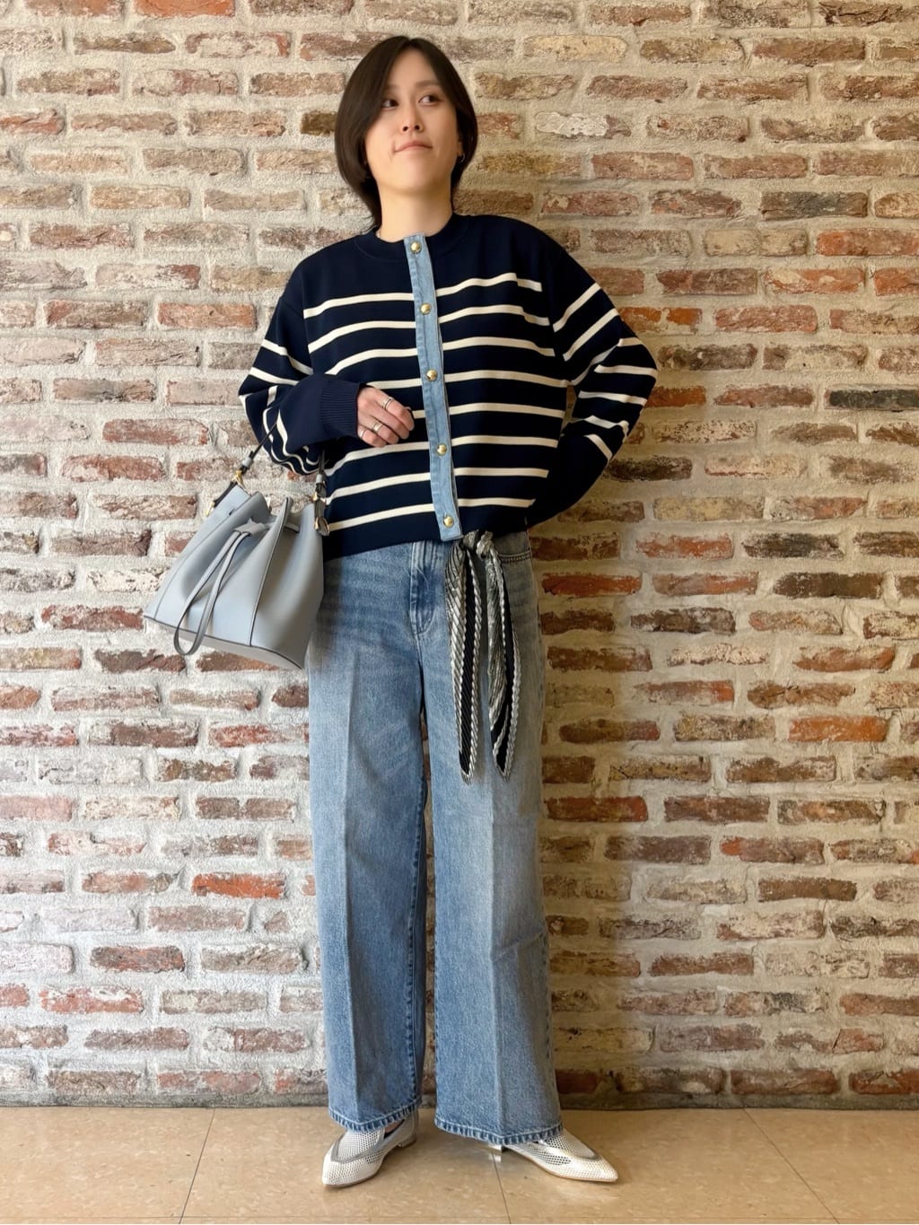 しばさんの「THE SHOP TK｜【羽織るだけでこなれ感を演出】デニム切替カーディガン」を使ったコーディネート