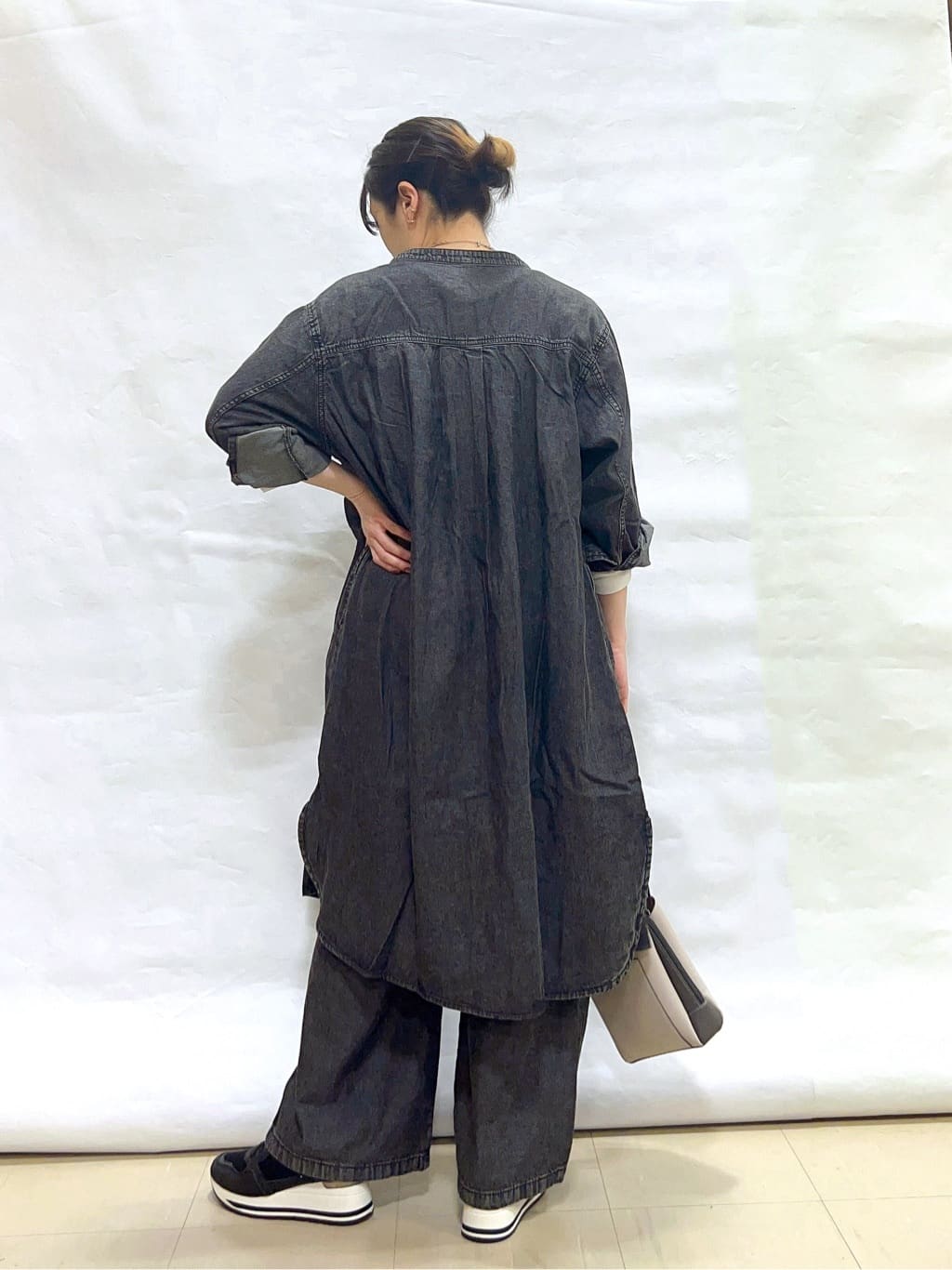 まっつんさんの「SHOO･LA･RUE｜【ライトオンスデニム/S-LL/体型カバー】首元すっきり ワンピにもなるロングデニムシャツ」を使ったコーディネート