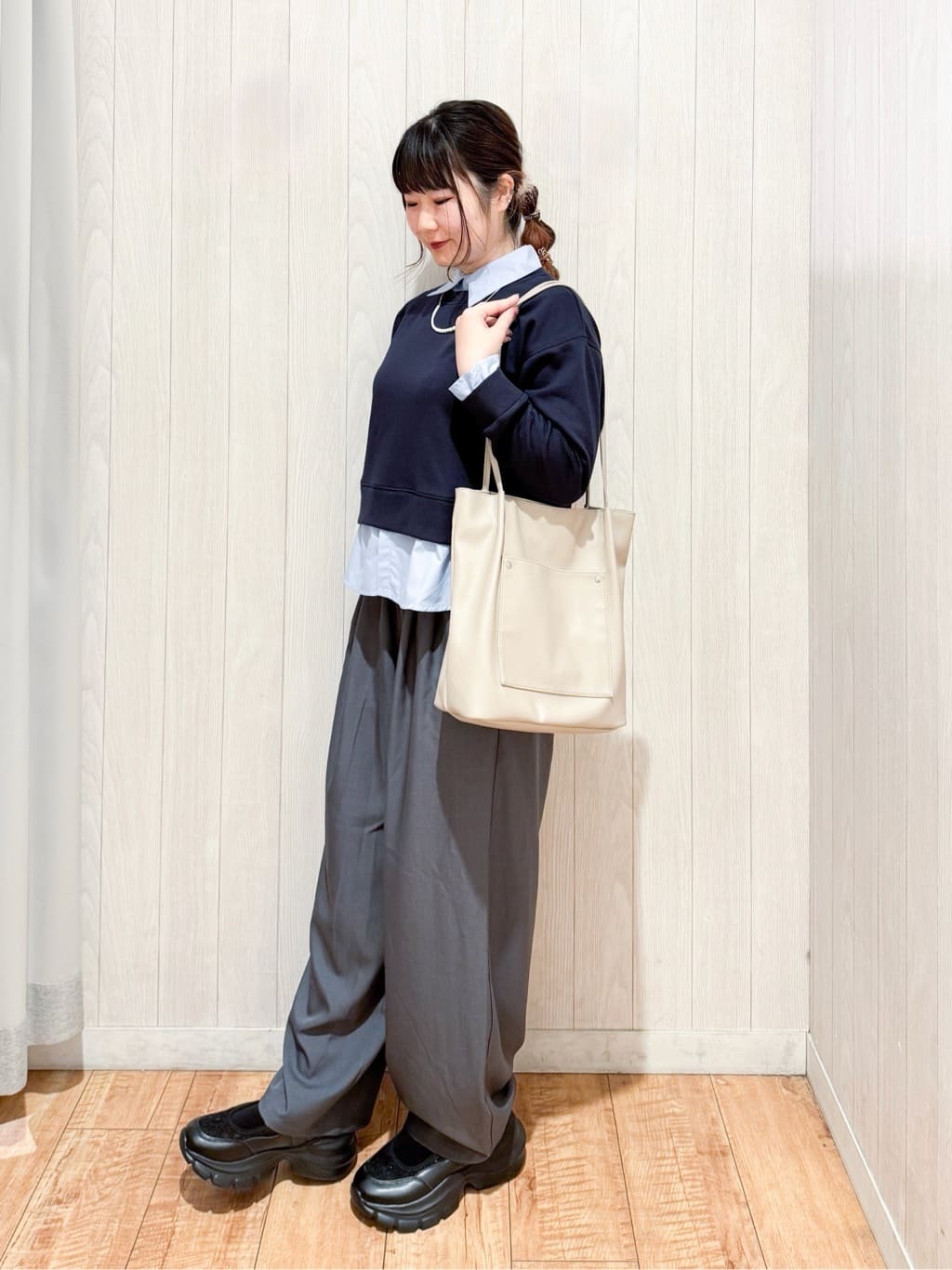 愛さんの「SHOO･LA･RUE｜【A4/軽量】多ポケットでらくらく収納 つまみハンドルトートバッグ」を使ったコーディネート