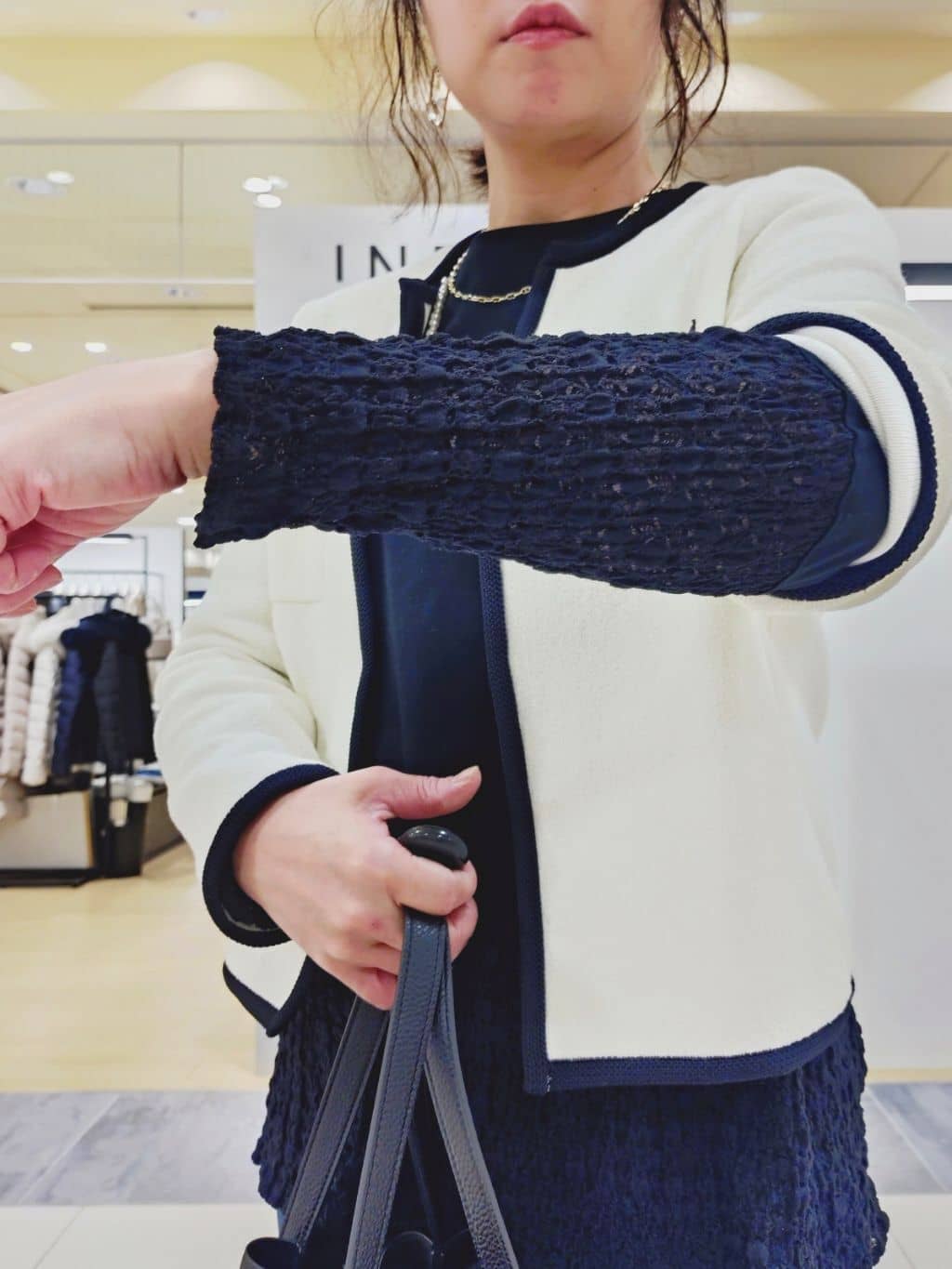 TOMOMIさんの「INDIVI｜【褒められデニム】スリムストレート デニムパンツ」を使ったコーディネート