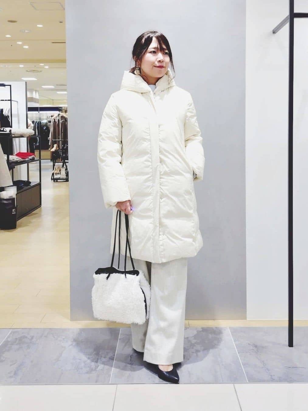 TOMOMIさんの「INDIVI｜【撥水／洗える】ステッチレス ロングダウンコート」を使ったコーディネート