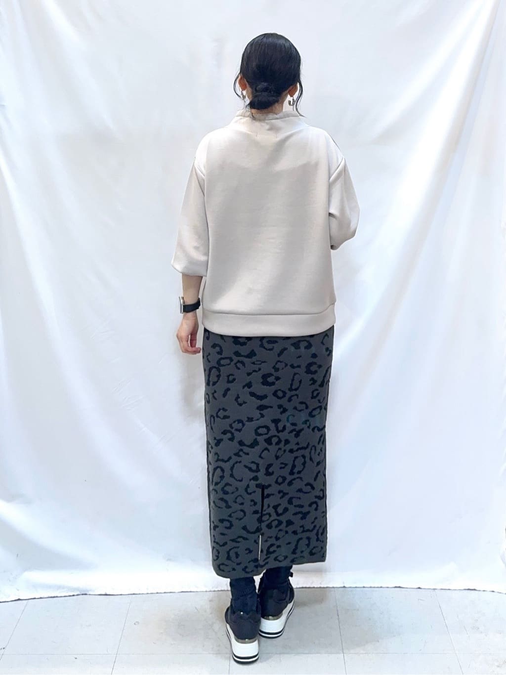 𝐇𝐢𝐫𝐨𝐦𝐢さんの「SHOO･LA･RUE｜【S-LL】シンプルコーデが惹き立つ レオパード柄ニットナロースカート」を使ったコーディネート