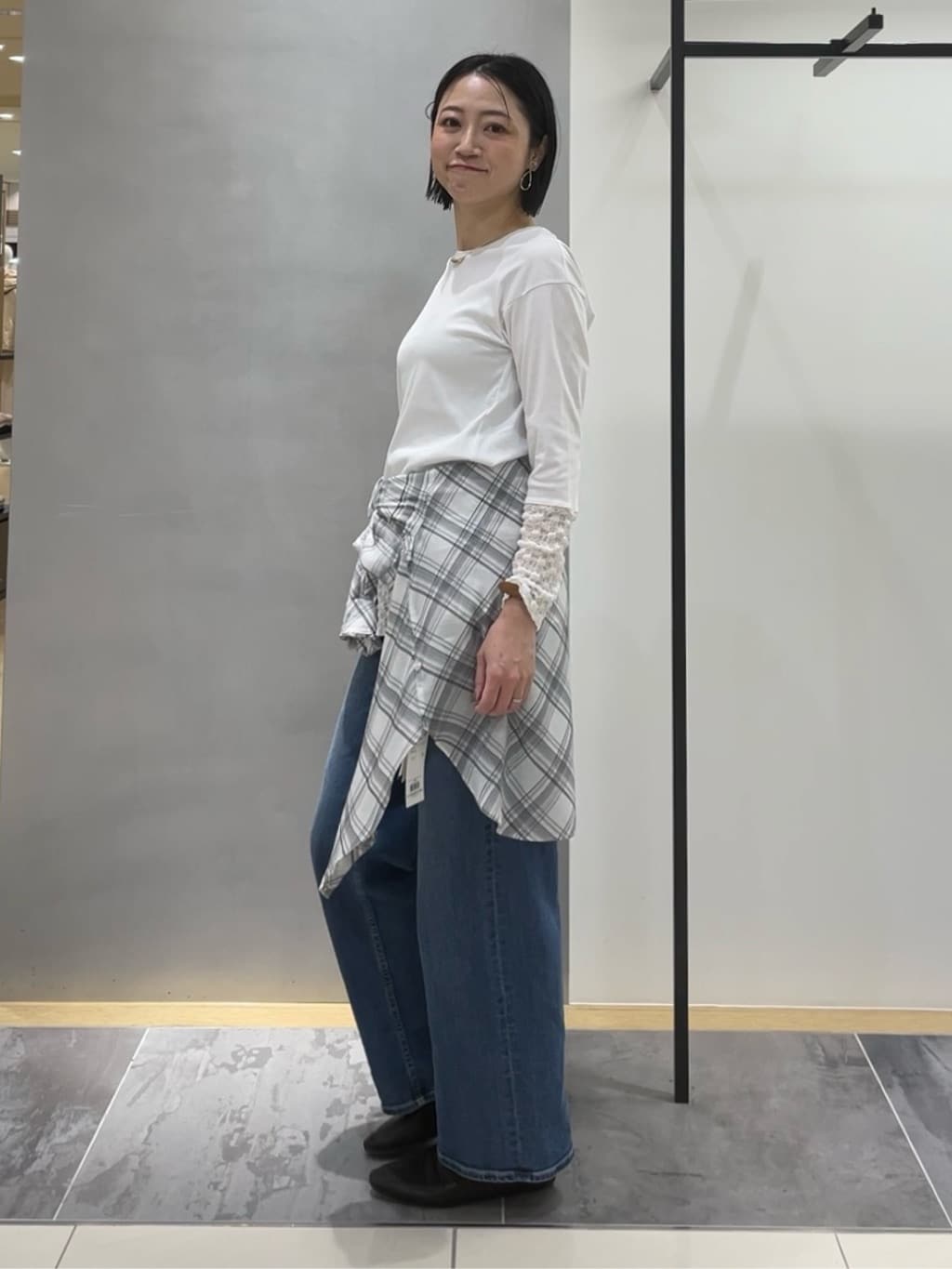 shihoさんの「INDIVI｜【洗える／レイヤードにおすすめ】シャーリングレース ロングTシャツ」を使ったコーディネート