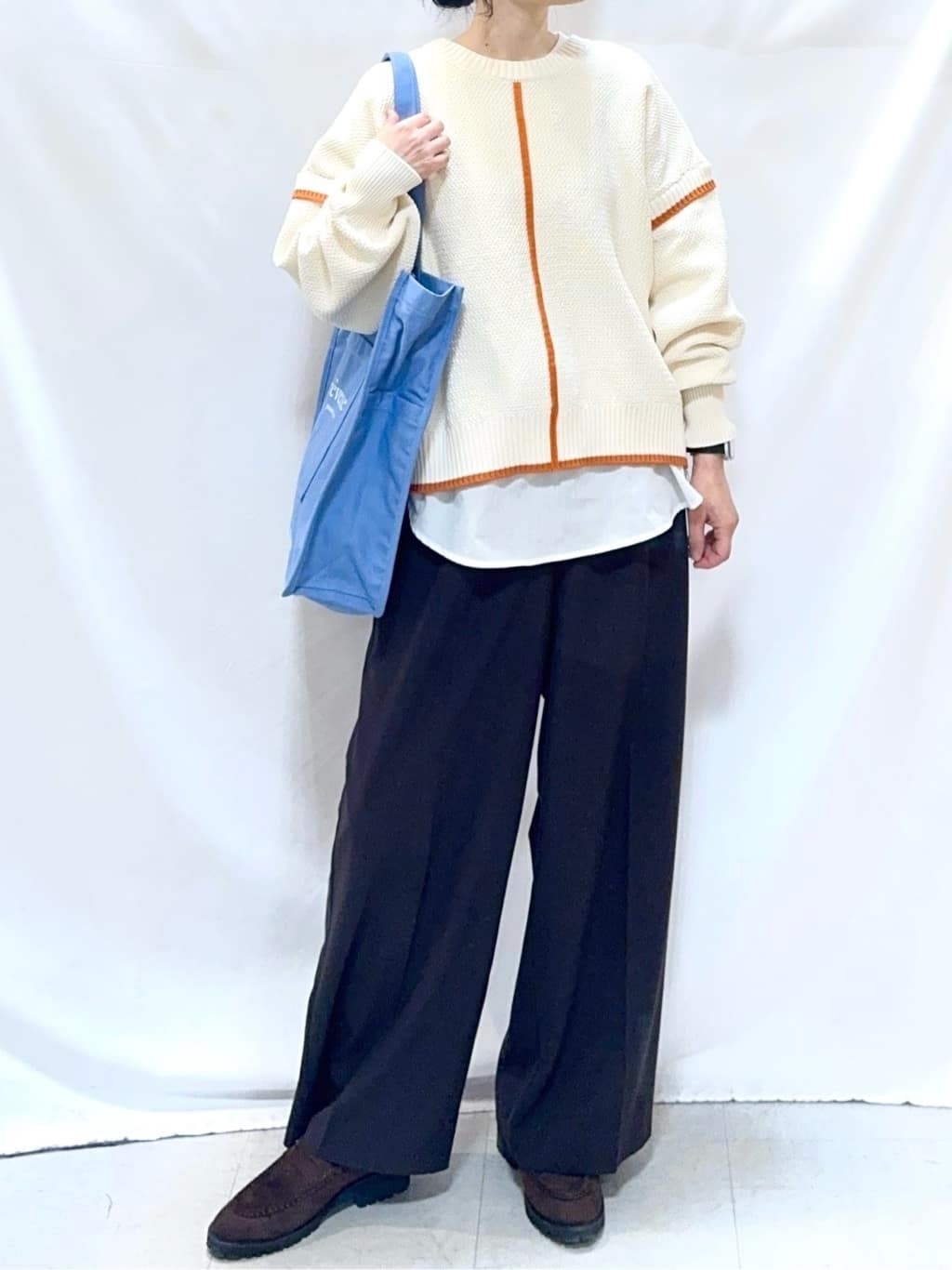 𝐇𝐢𝐫𝐨𝐦𝐢さんの「SHOO･LA･RUE｜【前後2WAY/S-LL】体型カバーもこなれ見えも叶う　ふんわりお袖の配色パイピングニット」を使ったコーディネート