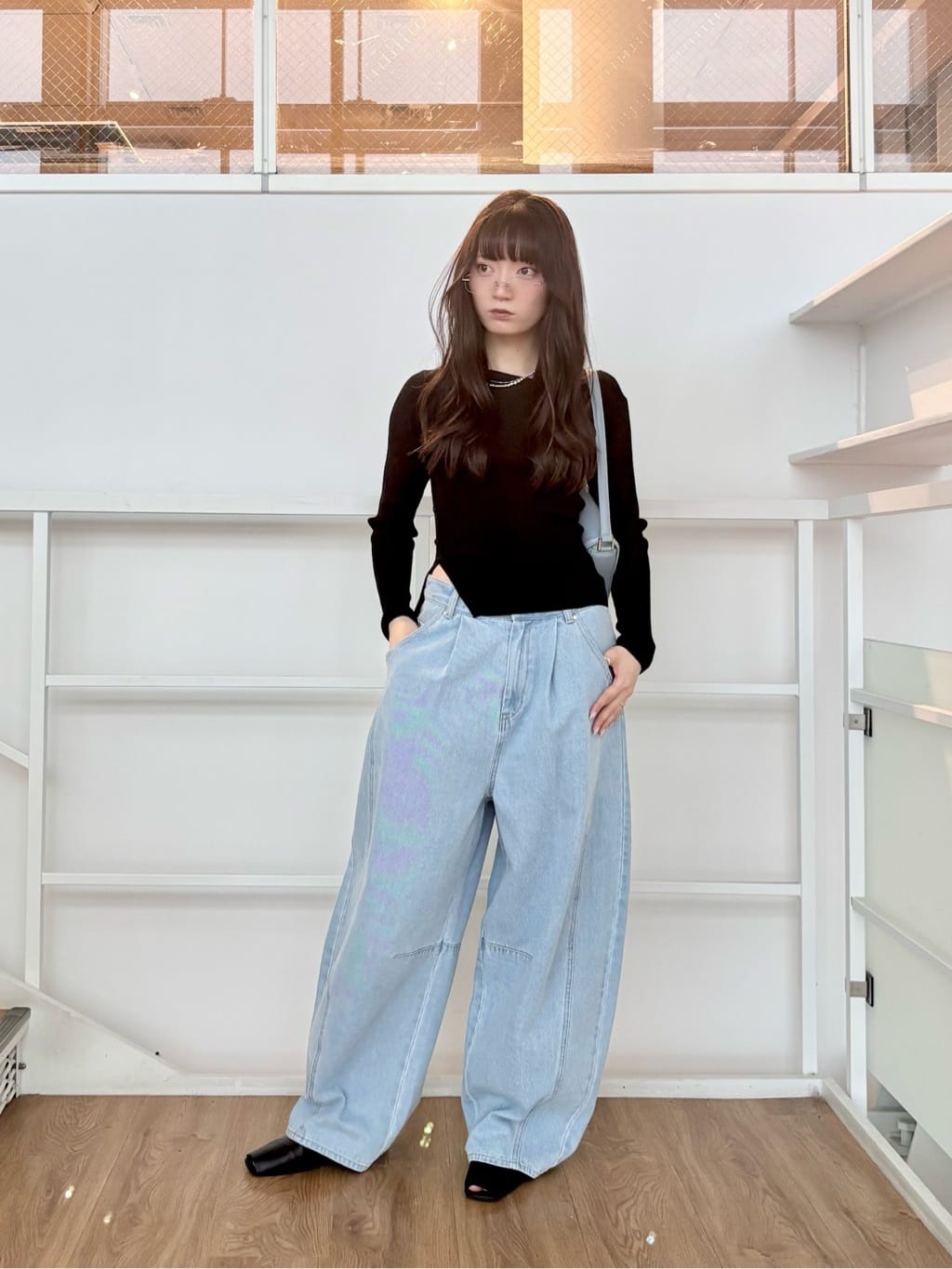 ibukiさんの「INDIVI｜オフショルスリットリブニット」を使ったコーディネート