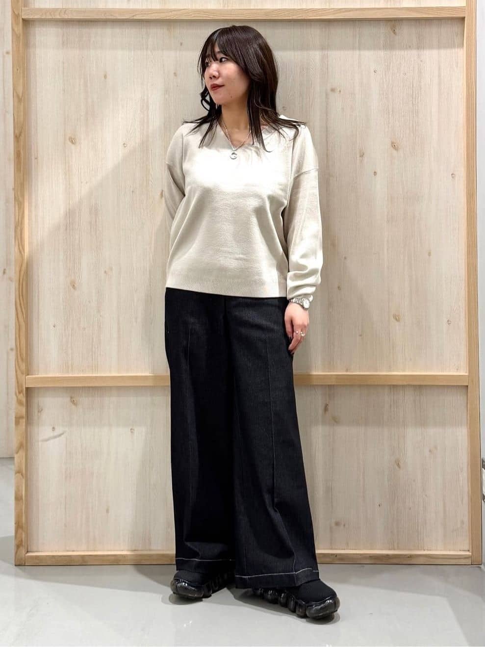 nanaさんの「THE SHOP TK｜【S-XLサイズ/上品見えが叶う】Vネックニット/洗濯機OK」を使ったコーディネート