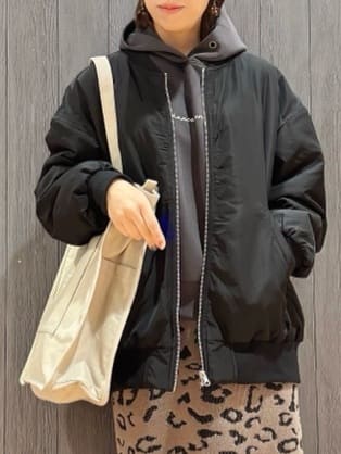 meiさんの「SHOO･LA･RUE｜【セットアップ可/S-LL/なめらかタッチ】選べる3柄 ロゴ入りプルパーカ」を使ったコーディネート