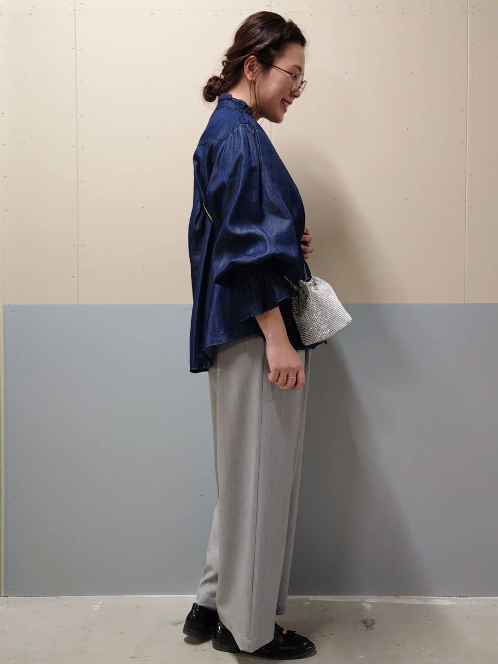 minamiさんの「OPAQUE.CLIP｜セルロース混デニムフリルブラウス【洗濯機OK】」を使ったコーディネート