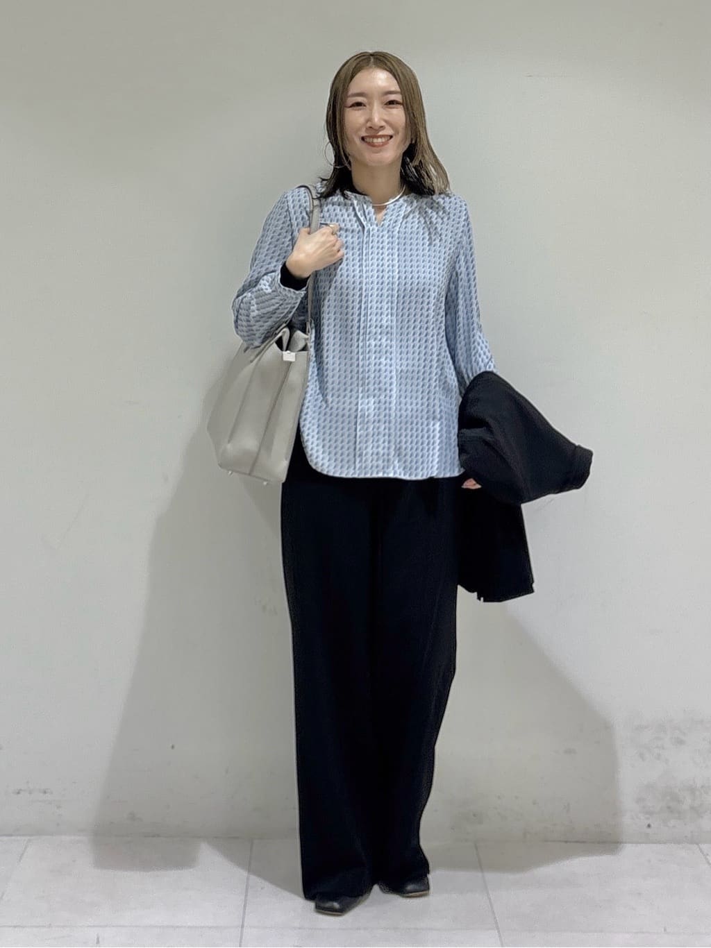 kotakiさんの「INDIVI｜【洗える／透けにくい】ジオメ柄プリントブラウス」を使ったコーディネート