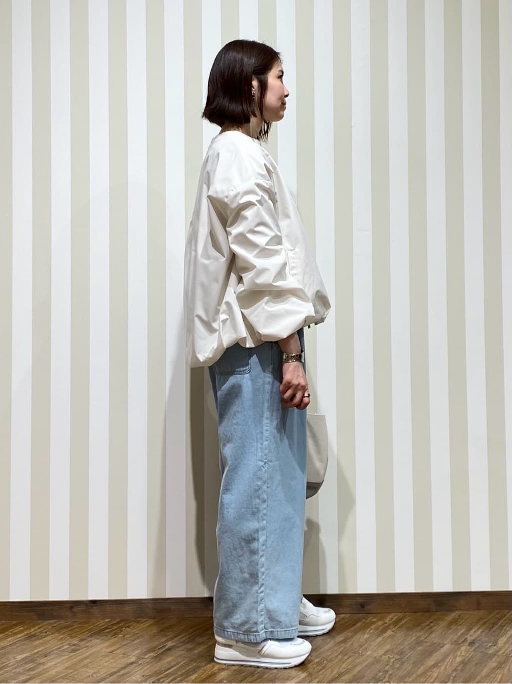SAOさんの「SHOO･LA･RUE｜【防風/撥水/S-LL】お顔回りすっきり見え　Vネックバルーンブルゾン」を使ったコーディネート