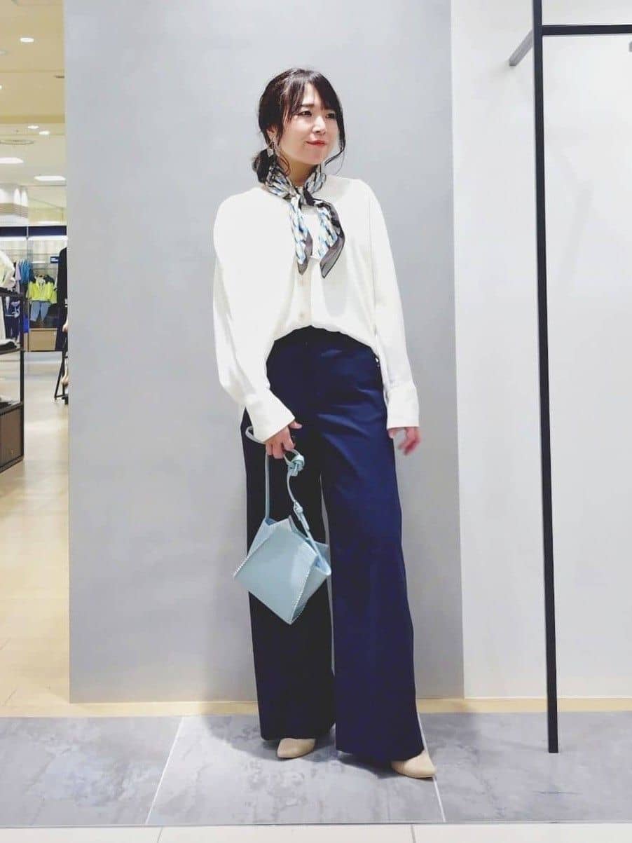 TOMOMIさんの「INDIVI｜【洗える／UVケア／マットサテン】Vネックドルマンスリーブブラウス」を使ったコーディネート