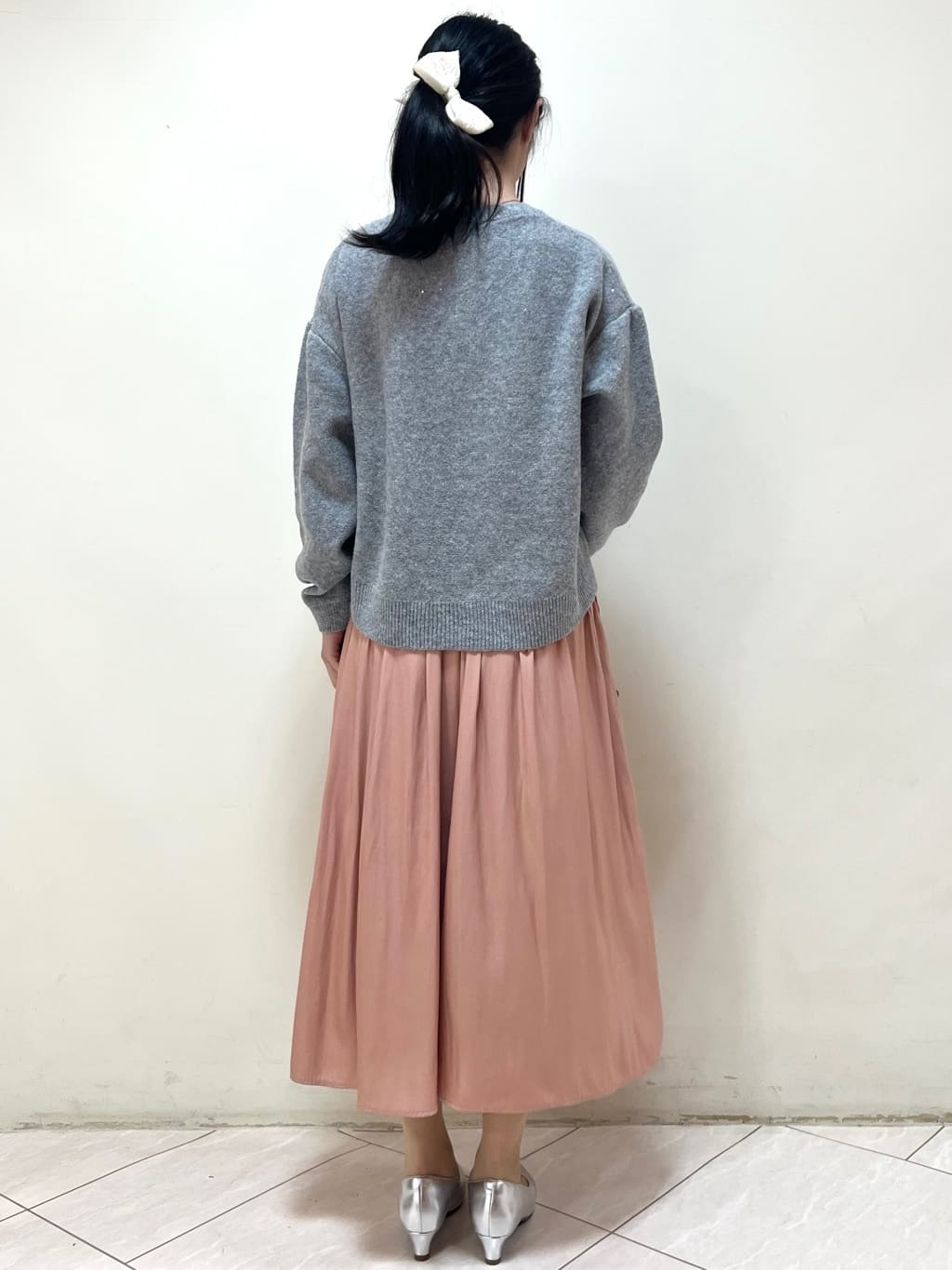yanaさんの「Reflect｜【選べる5色／ゆったりシルエット】Vネックスパンコールニット」を使ったコーディネート