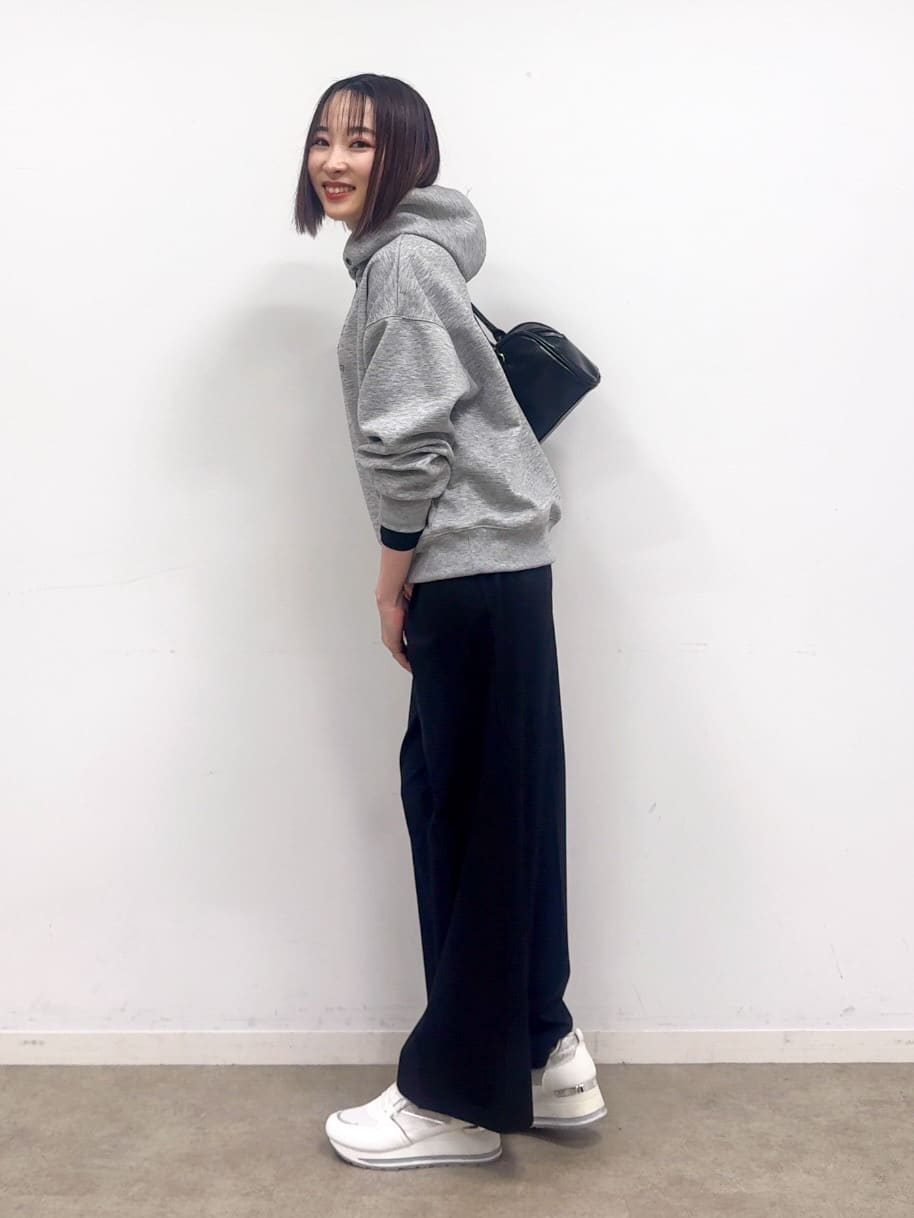 𝐜𝐡𝐢𝐤𝐚さんの「SHOO･LA･RUE｜【セットアップ可/S-LL/なめらかタッチ】選べる3柄 ロゴ入りプルパーカ」を使ったコーディネート