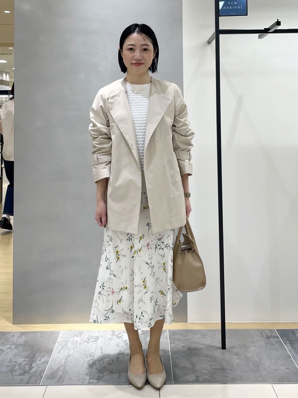 shihoさんの「INDIVI｜【撥水/軽量】ミドル丈 ミニマルトレンチコート」を使ったコーディネート