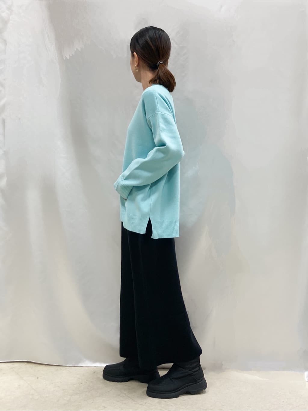 thさんの「SHOO･LA･RUE｜【洗濯機可/セットアップ可】さりげないラメ使いで差をつける クルーネックニット」を使ったコーディネート