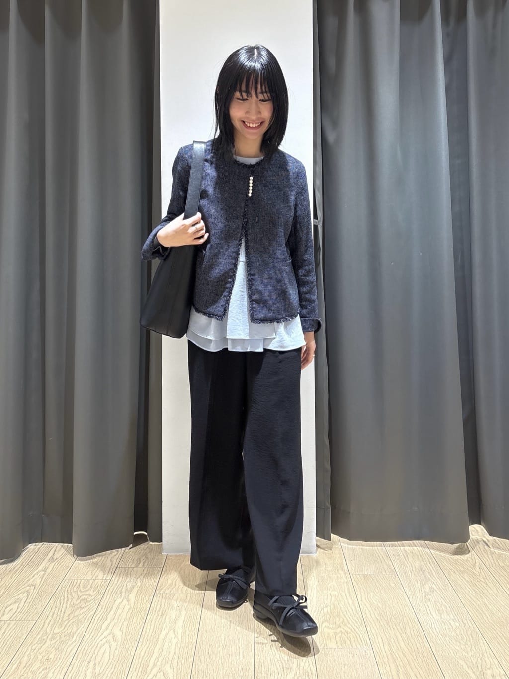Yoshimiさんの「INDIVI｜【洗える／UVケア／SETUP可】着る日傘ペプラムブラウス」を使ったコーディネート