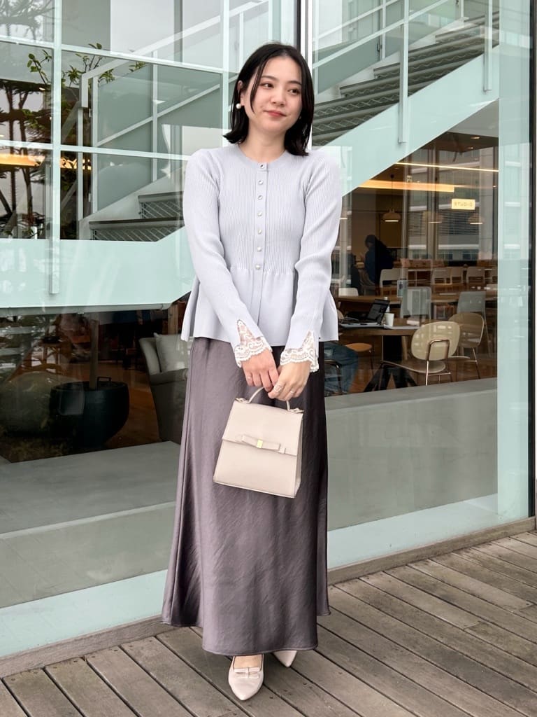 shinoさんの「Couture brooch｜【大人かわいい・洗える】ペプラムニットカーディガン」を使ったコーディネート