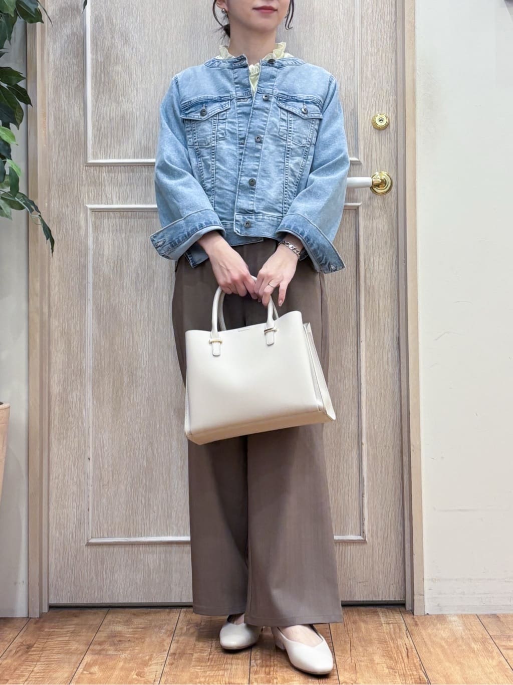 なみさんの「SHOO･LA･RUE｜【洗濯後しわになりにくい/S-LL/UV】1枚で華やか　フリル使いがポイント　柔らかブラウス」を使ったコーディネート