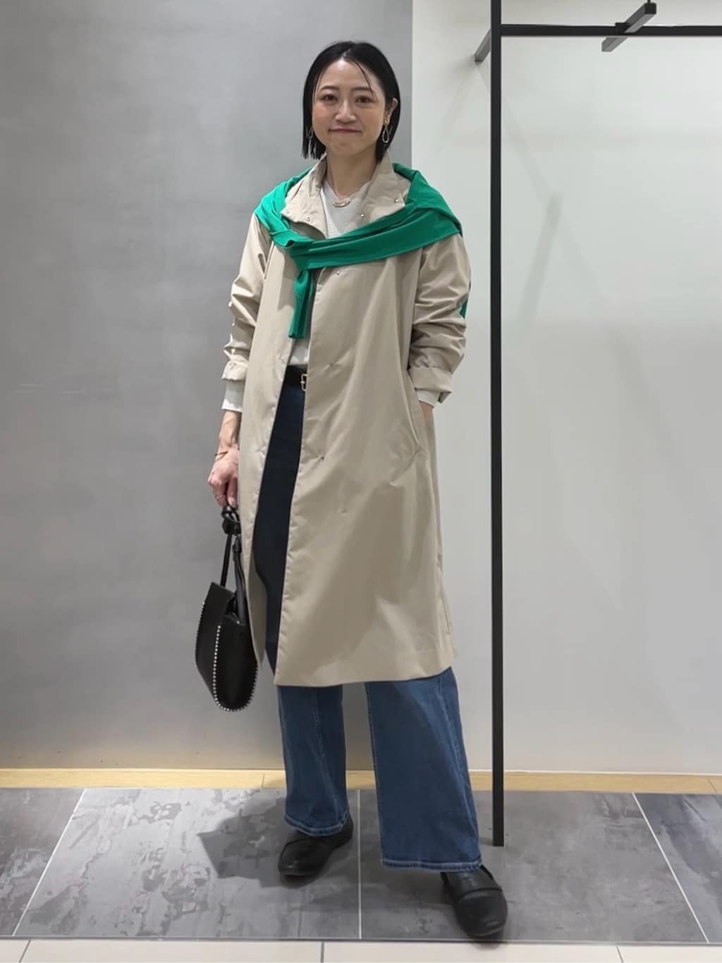 shihoさんの「INDIVI｜【撥水／軽量】ミニマル スタンドカラーコート」を使ったコーディネート