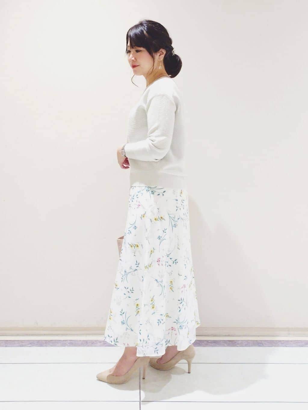 TOMOMIさんの「INDIVI｜【SETUP可能】モダンフラワー柄フレアスカート」を使ったコーディネート