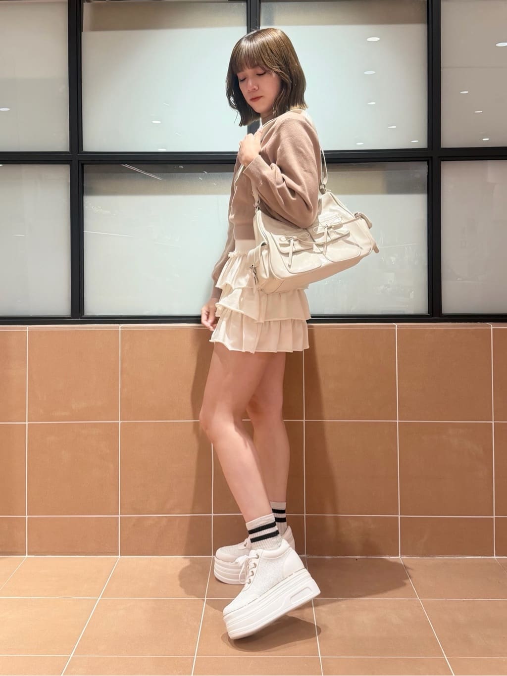 マナミさんの「ESPERANZA｜ゴールドライン厚底フラットスニーカー」を使ったコーディネート