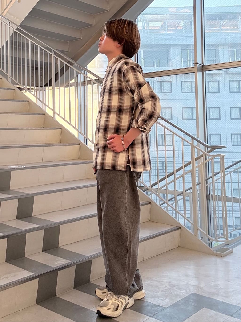 そうごさんの「THE SHOP TK｜【半歩先のオシャレ】デニムカーブパンツ　セットアップ可/洗濯機OK」を使ったコーディネート