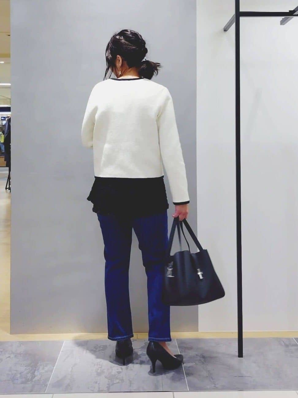 TOMOMIさんの「INDIVI｜【褒められデニム】スリムストレート デニムパンツ」を使ったコーディネート