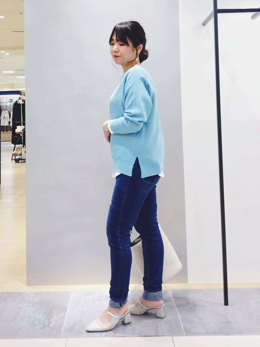 TOMOMIさんの「INDIVI｜【通年活躍！褒められデニム】スキニー デニムパンツ」を使ったコーディネート