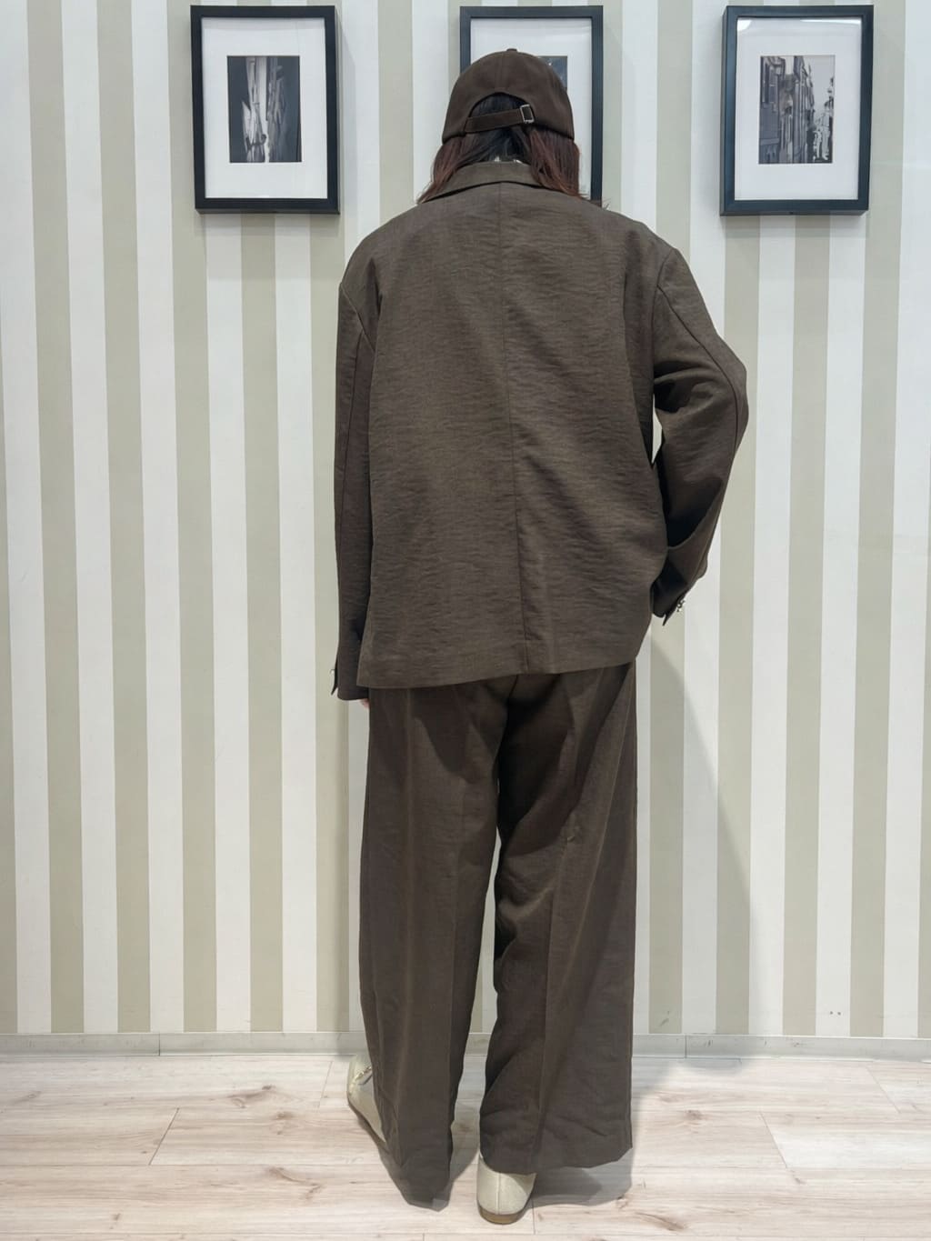 manaさんの「SHOO･LA･RUE｜【UV/抗菌防臭/洗濯機可】小さめロゴの大人スムースロンT」を使ったコーディネート
