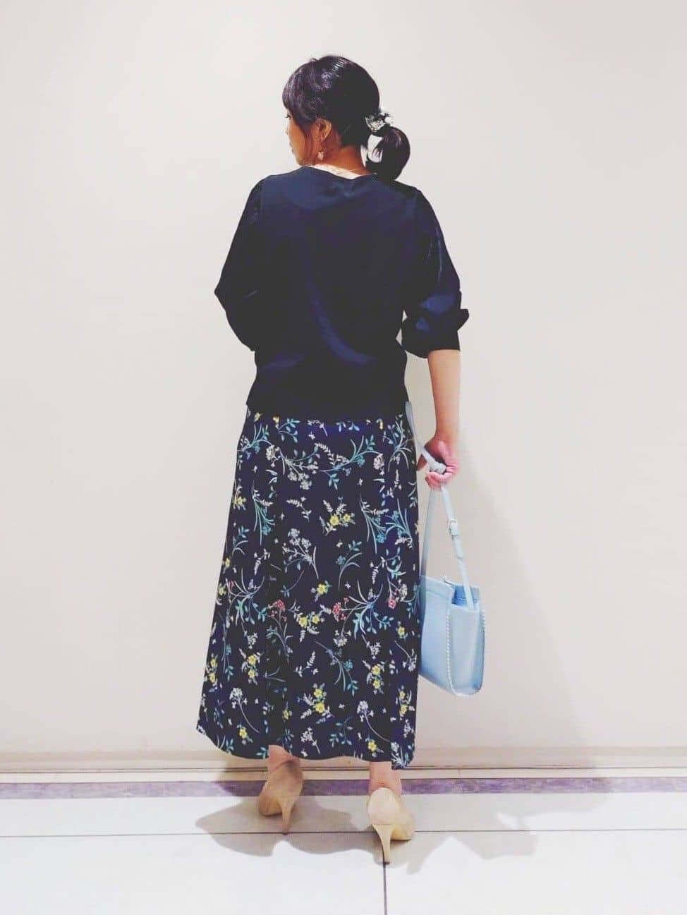 TOMOMIさんの「INDIVI｜【SETUP可能】モダンフラワー柄フレアスカート」を使ったコーディネート