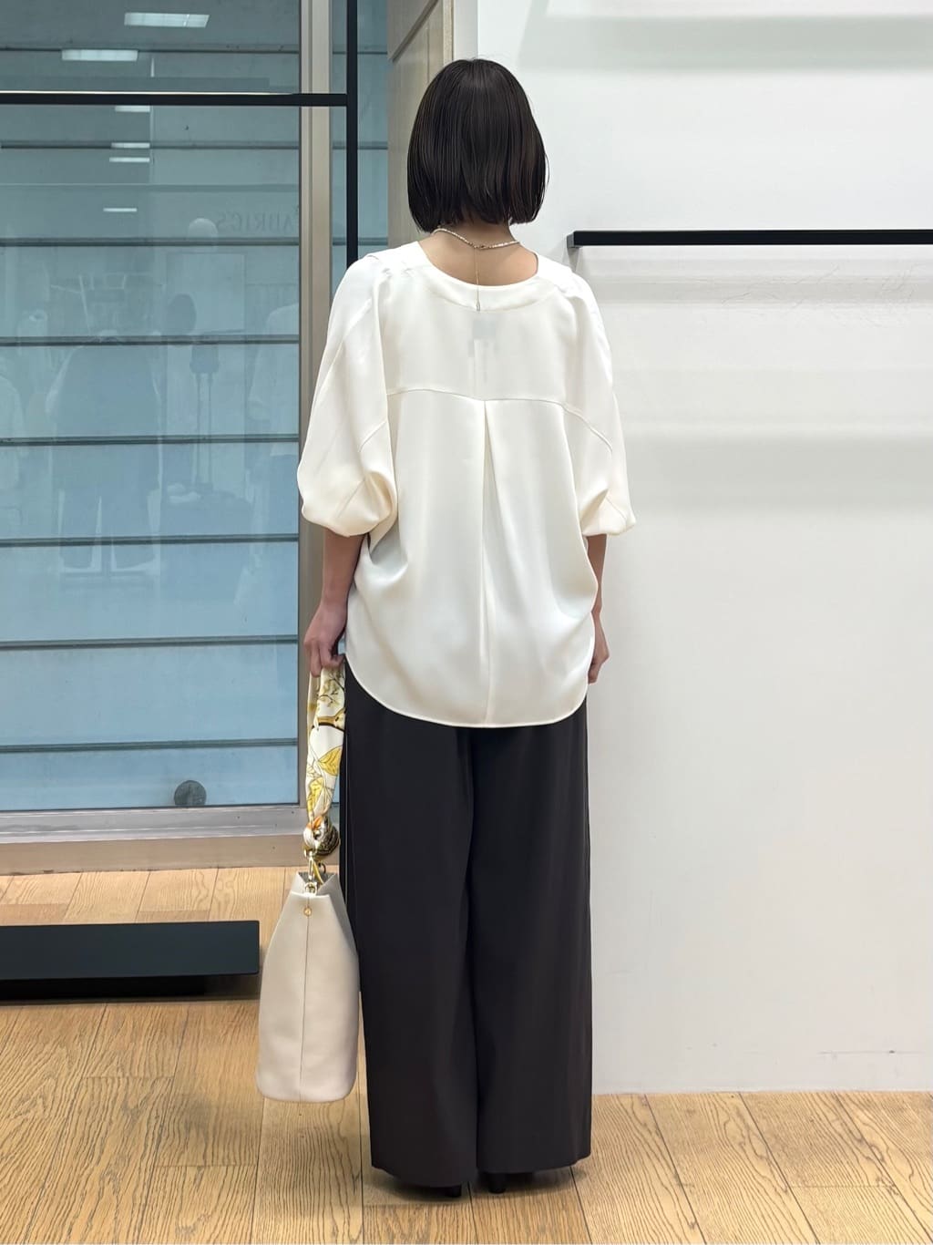asamiさんの「INDIVI｜【洗える／UVケア／マットサテン】Vネックドルマンスリーブブラウス」を使ったコーディネート