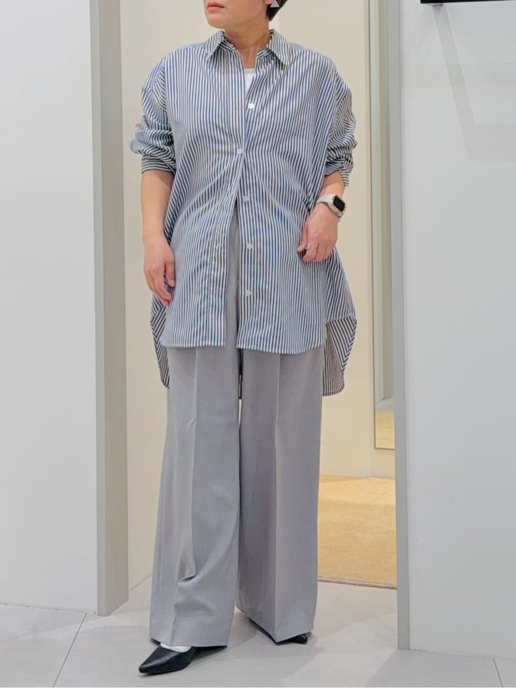 タナさんの「THE SHOP TK｜ゆったりシルエットで体型カバー ロングシャツ」を使ったコーディネート