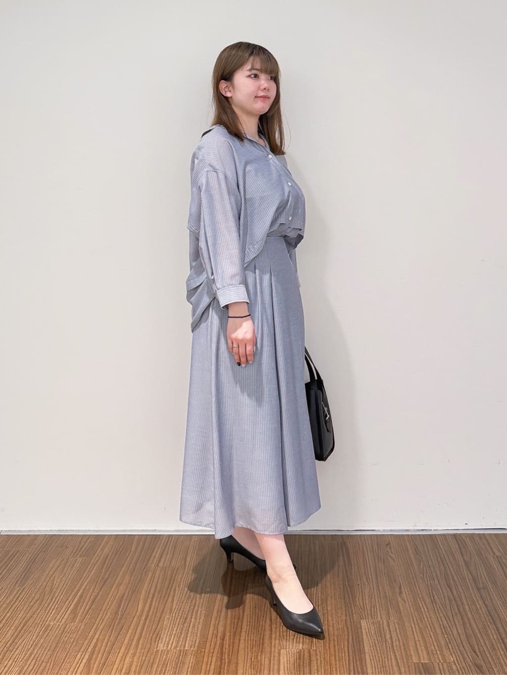 emikaさんの「INDIVI｜【接触冷感／洗える／2WAY】ドロスト付 シアーシャンブレーシャツ」を使ったコーディネート