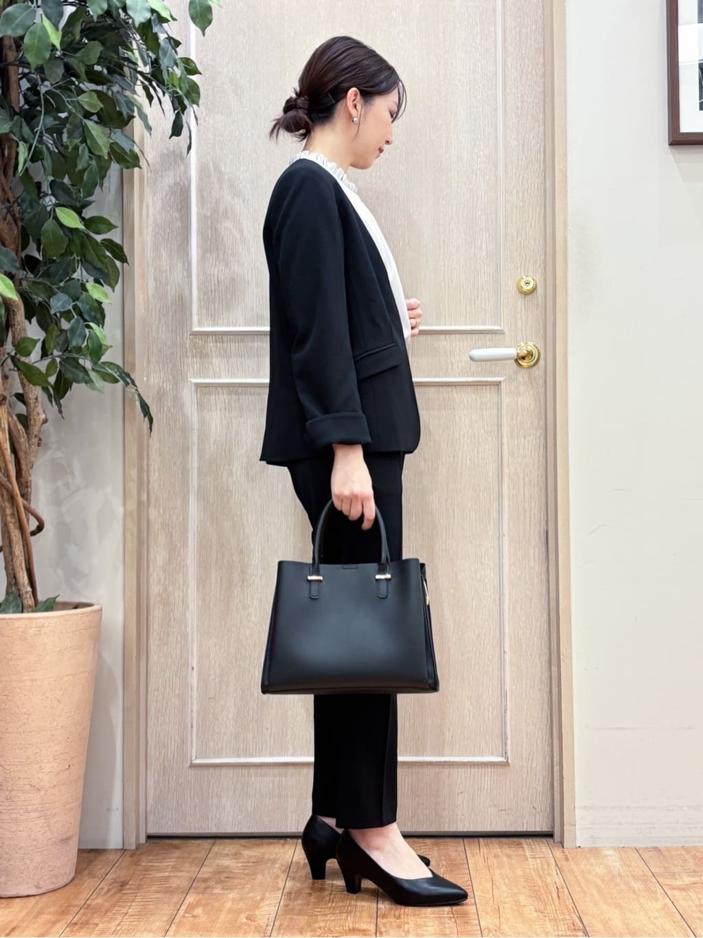 なみさんの「SHOO･LA･RUE｜【洗濯機可/セットアップ可/S-3L】きちんと楽に。カットジョーゼットノーカラージャケット」を使ったコーディネート