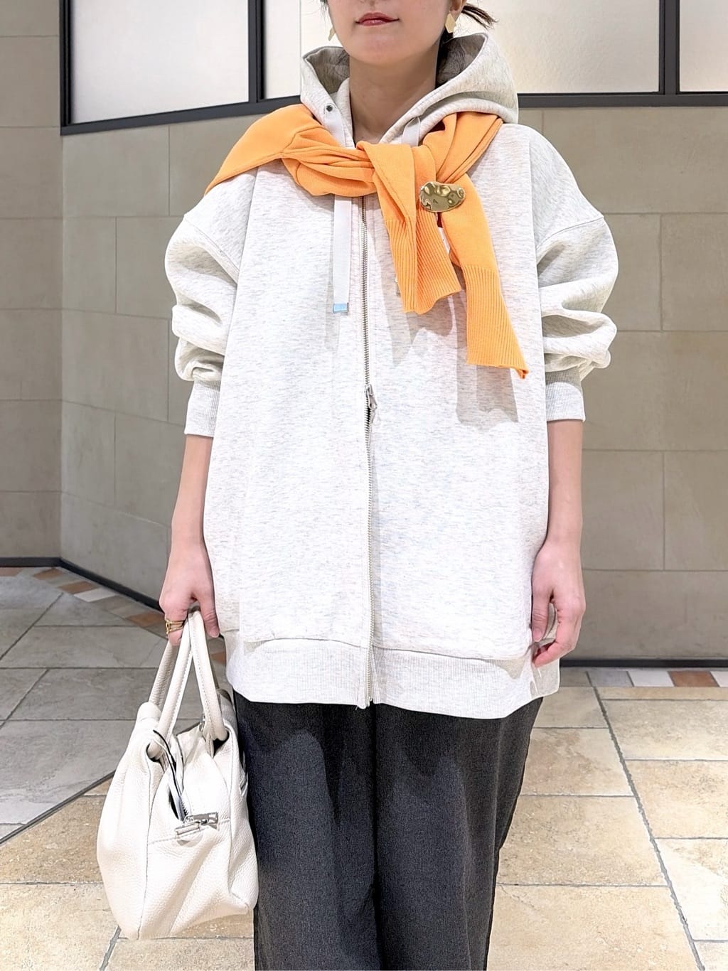 よねさんの「INDIVI｜エアーダンボールパーカー」を使ったコーディネート