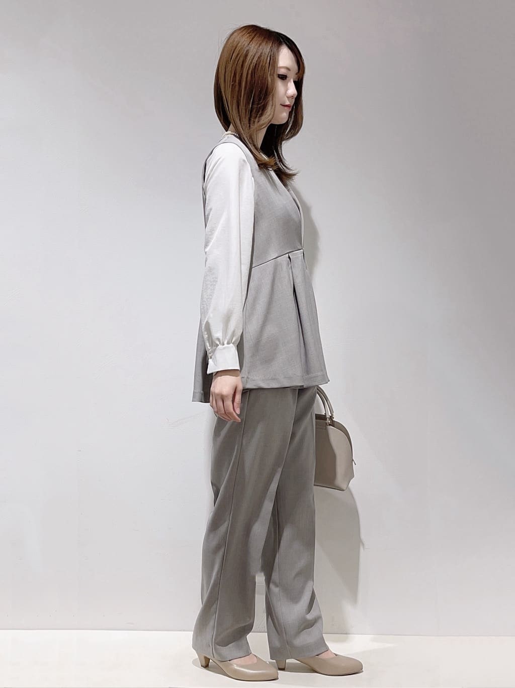 HITOMIさんの「grove｜【マシンウォッシュ/防シワ】袖ドッキングペプラムブラウス【着回しカセット】」を使ったコーディネート