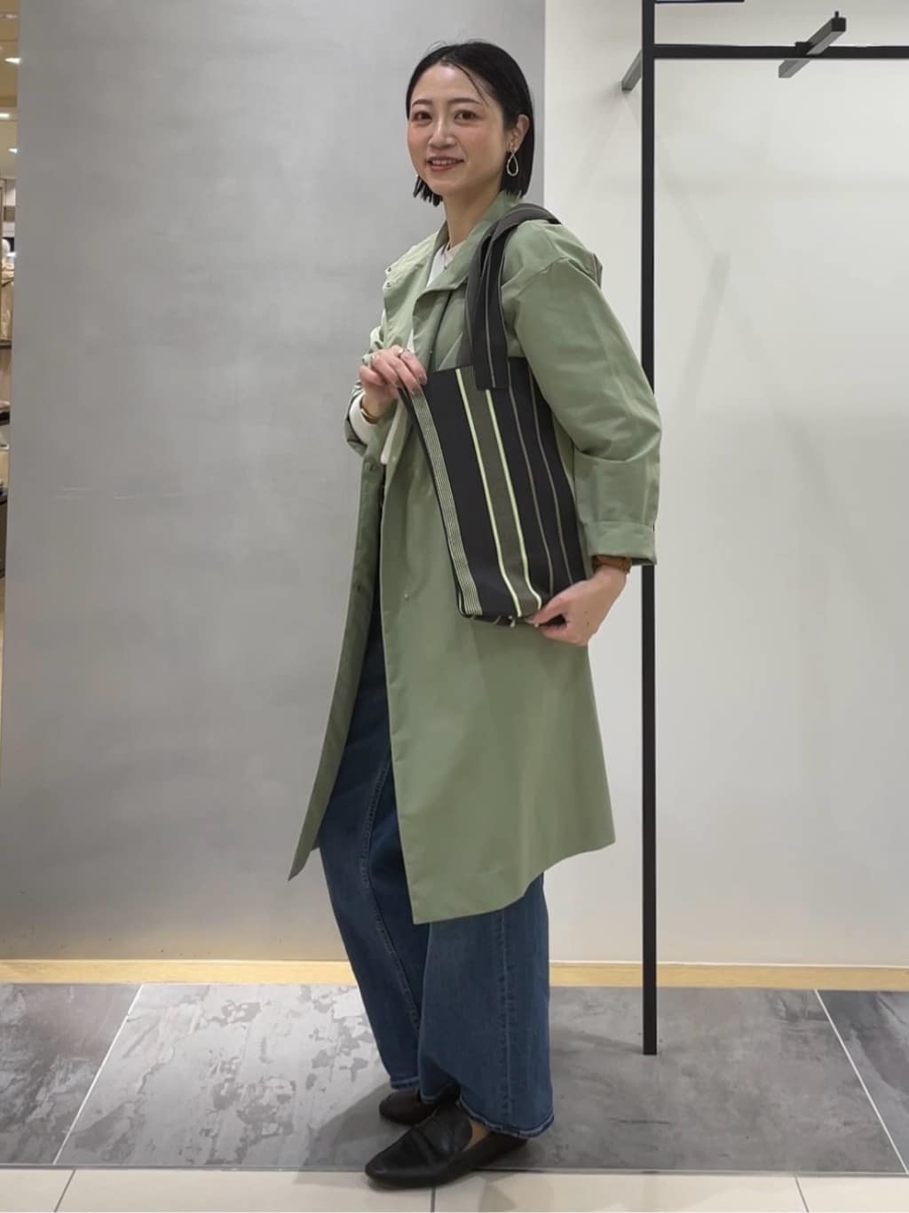shihoさんの「INDIVI｜【撥水／軽量】ミニマル スタンドカラーコート」を使ったコーディネート