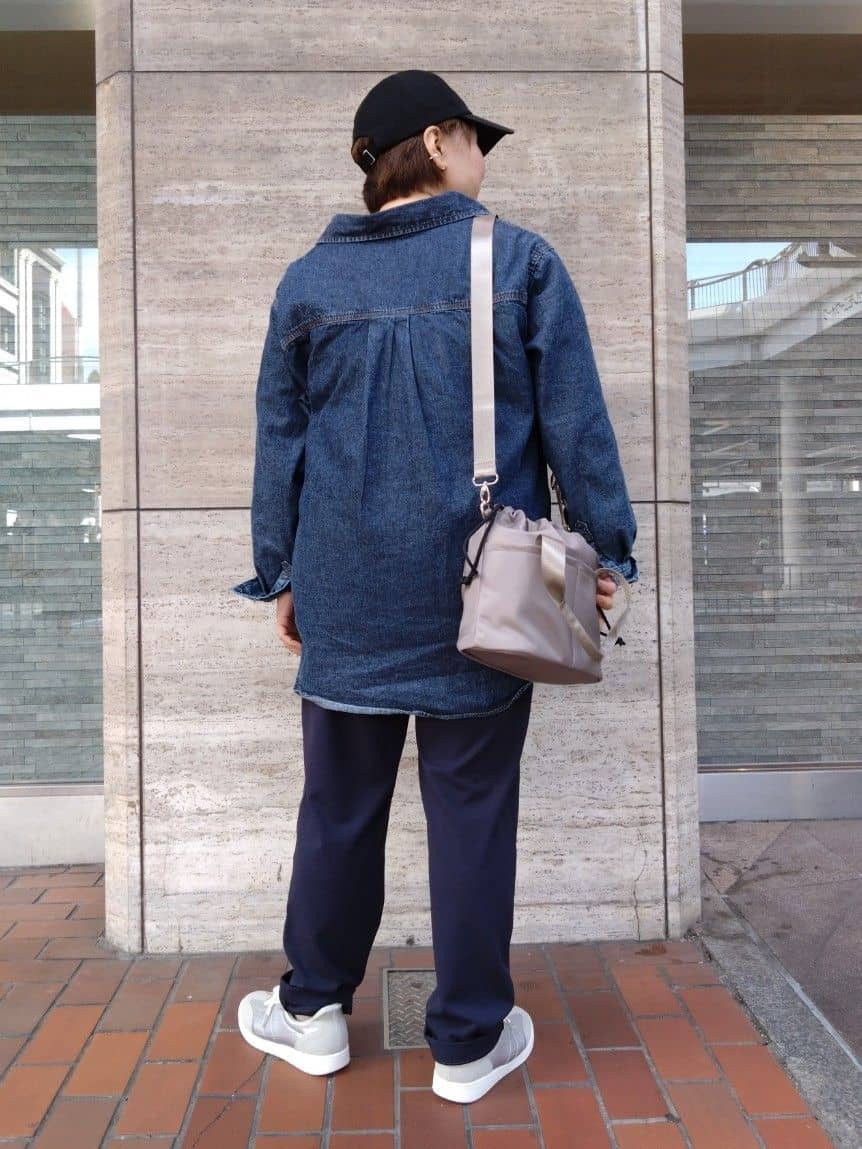 ヒロコジさんの「SHOO･LA･RUE｜【片手ではける】シンプルスニーカー」を使ったコーディネート