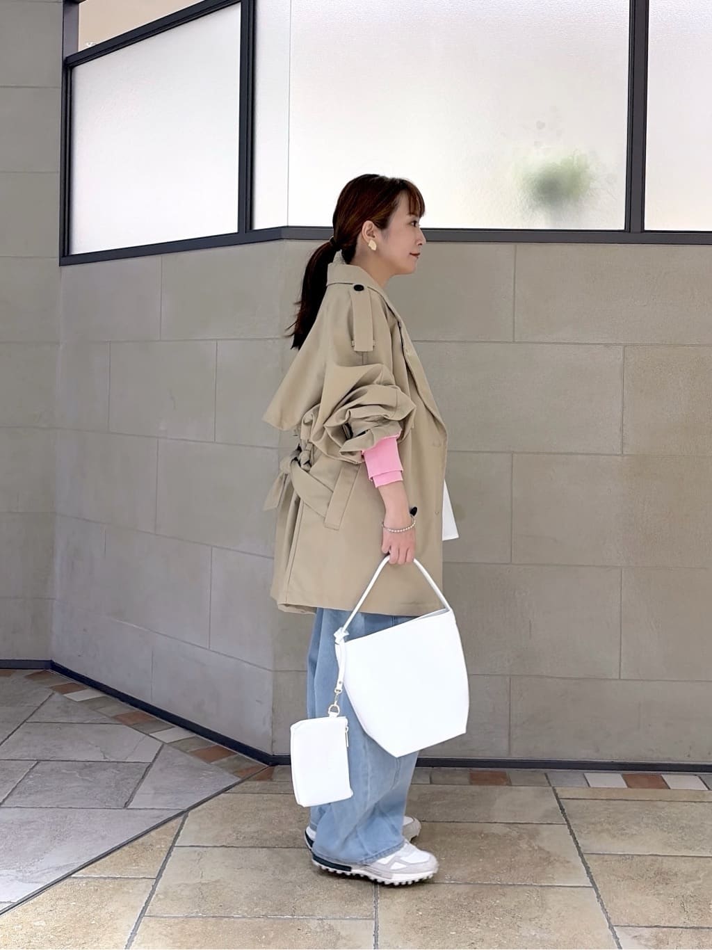 よねさんの「INDIVI｜【撥水】ボンディングショートトレンチ」を使ったコーディネート