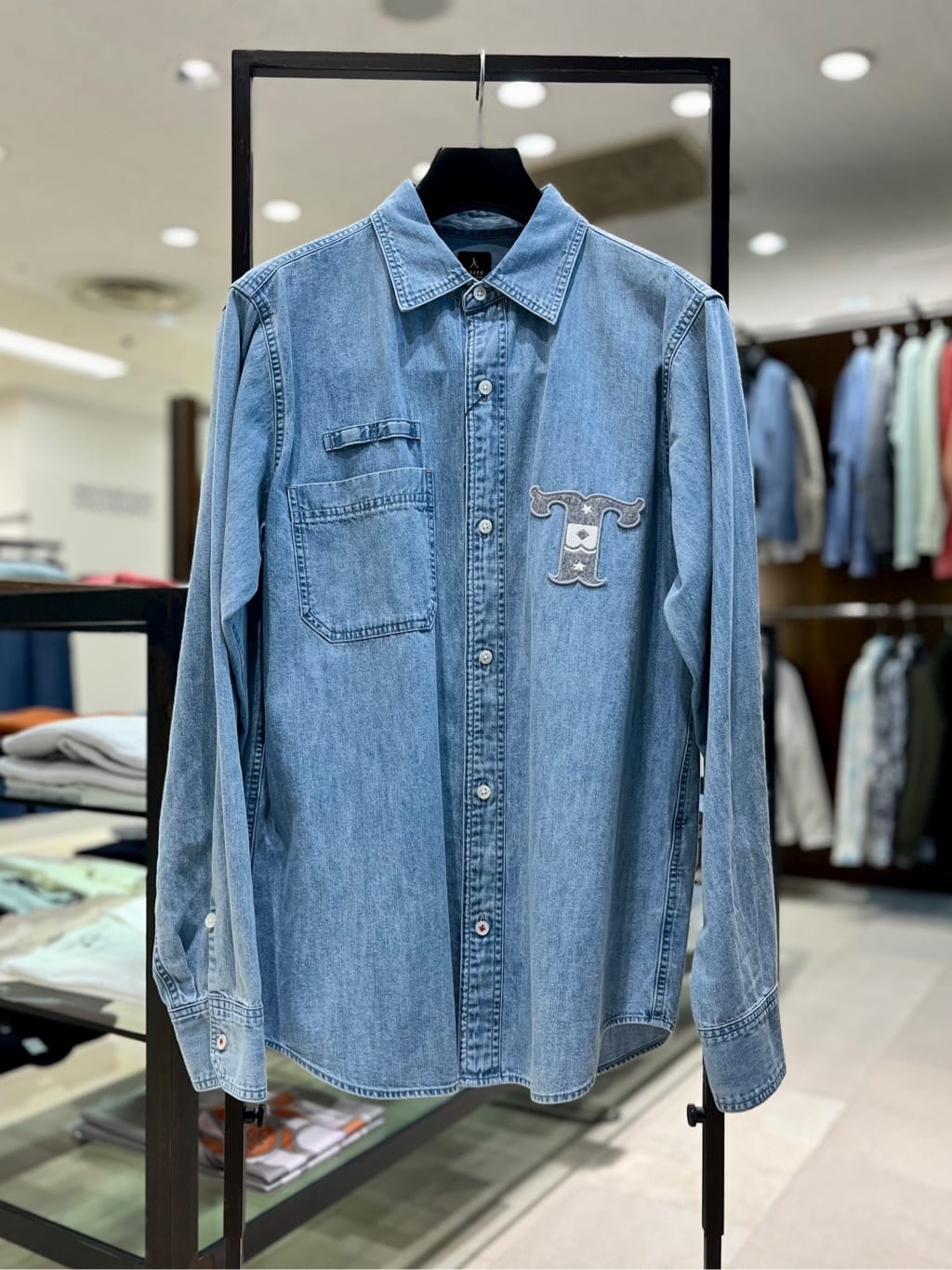 uedaさんの「TAKEO KIKUCHI｜【BOWLER HAT LABEL】Tエンブレム デニムシャツ」を使ったコーディネート
