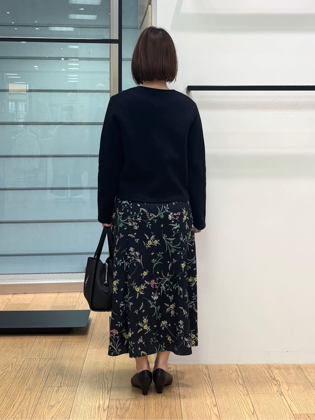 asamiさんの「INDIVI｜【シルク混】きれいめVネックニット」を使ったコーディネート