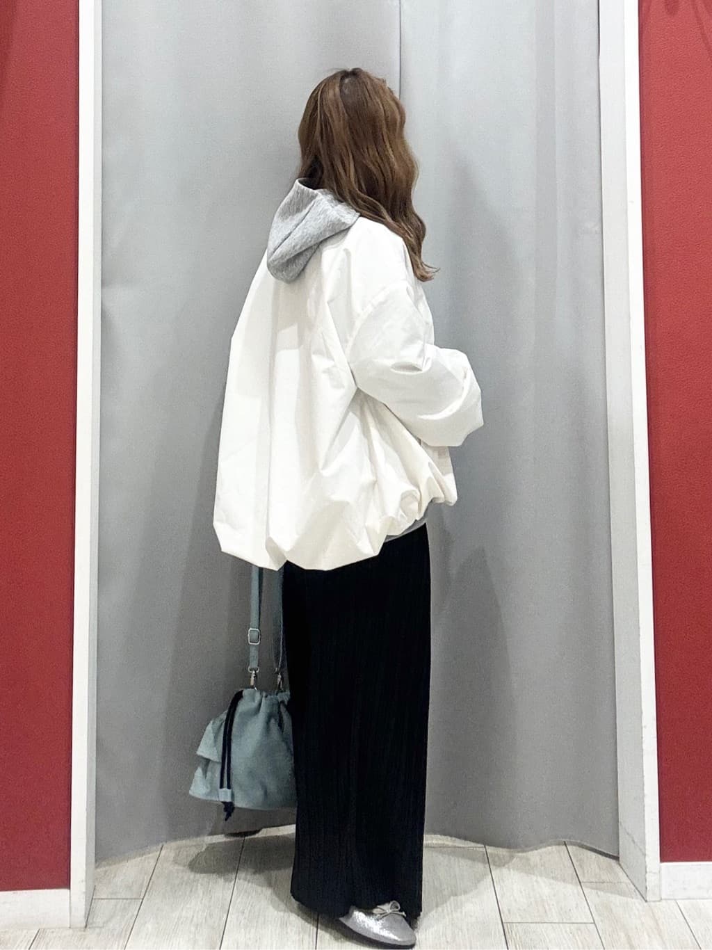 shioさんの「SHOO･LA･RUE｜【セットアップ可/S-LL/なめらかタッチ】選べる3柄 ロゴ入りプルパーカ」を使ったコーディネート
