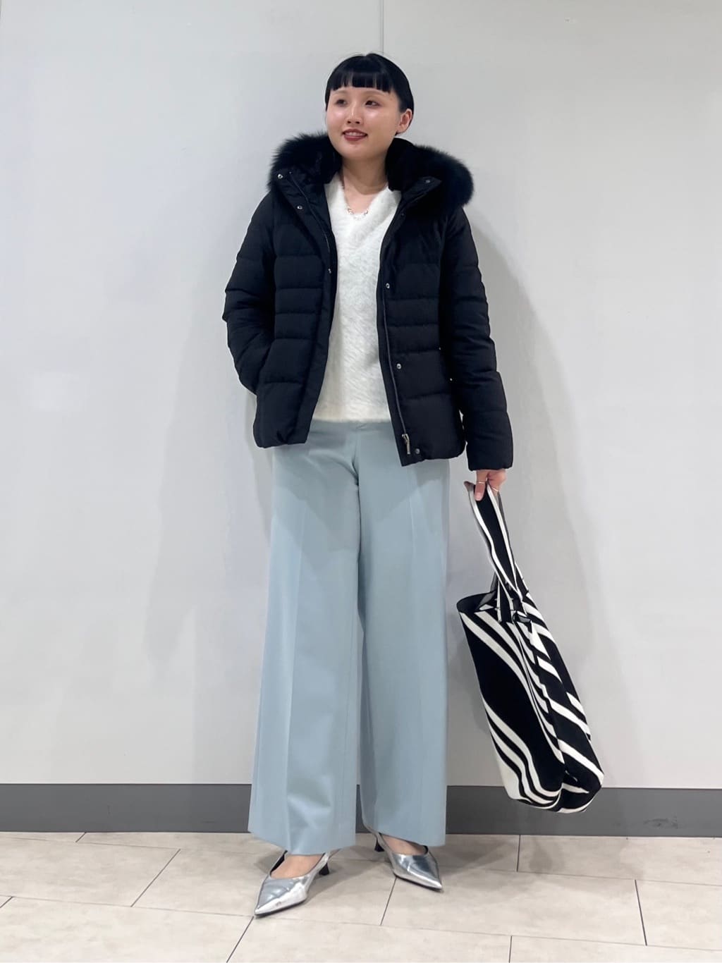hasuさんの「INDIVI｜【名品／撥水／抗菌防臭】ショート丈リサイクルダウンコート」を使ったコーディネート