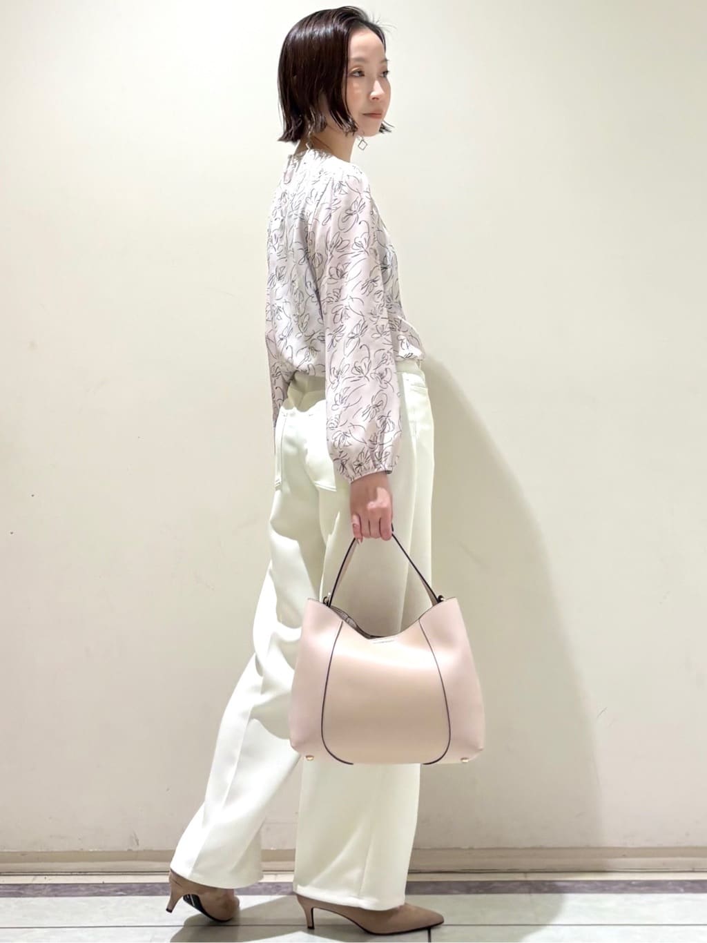 Takahashiさんの「COUP DE CHANCE｜◆【手洗い可／日本製】花柄ブラウス」を使ったコーディネート