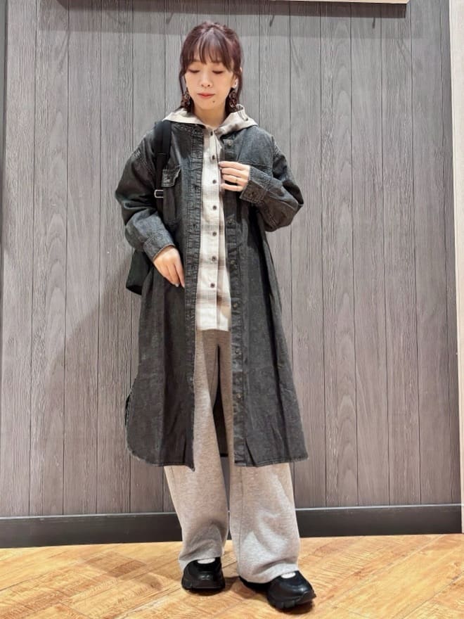 meiさんの「SHOO･LA･RUE｜【ライトオンスデニム/S-LL/体型カバー】首元すっきり ワンピにもなるロングデニムシャツ」を使ったコーディネート