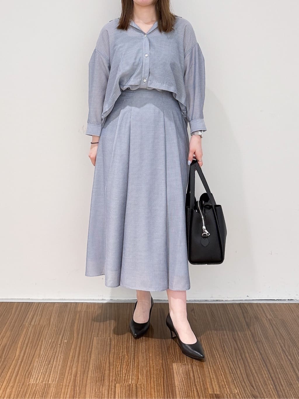 emikaさんの「INDIVI｜【接触冷感／洗える／2WAY】ドロスト付 シアーシャンブレーシャツ」を使ったコーディネート