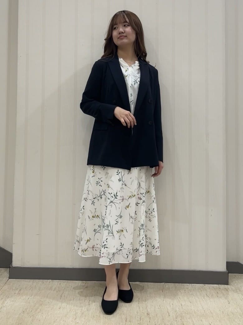 ちひさんの「INDIVI｜【SETUP可能】モダンフラワー柄フレアスカート」を使ったコーディネート